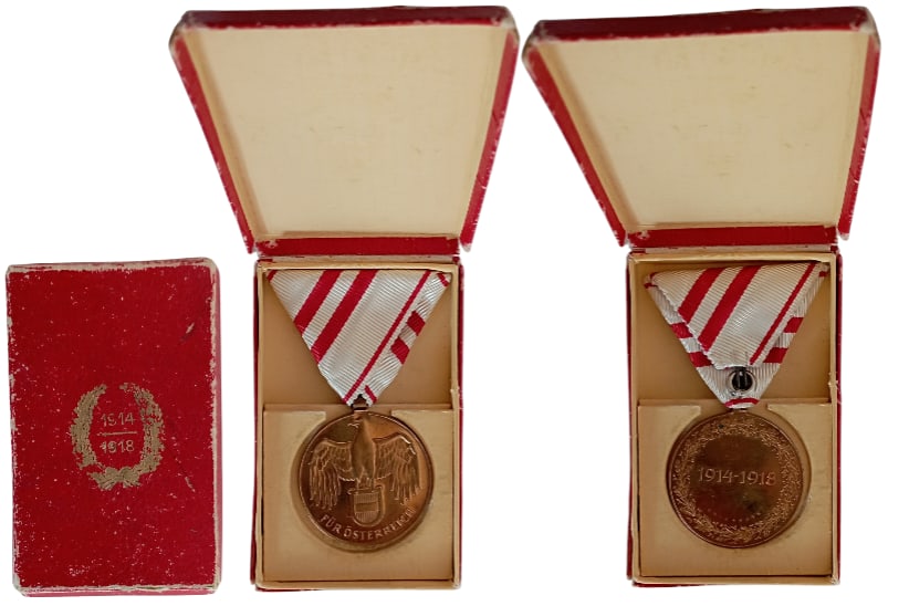 WWI Commemorative Medal: Breast Badge, 41x36 mm., Bronze, original suspension ring and triangular ribbon, in original case of issue with gilt weapon on the lid. Extremely fine condition! I