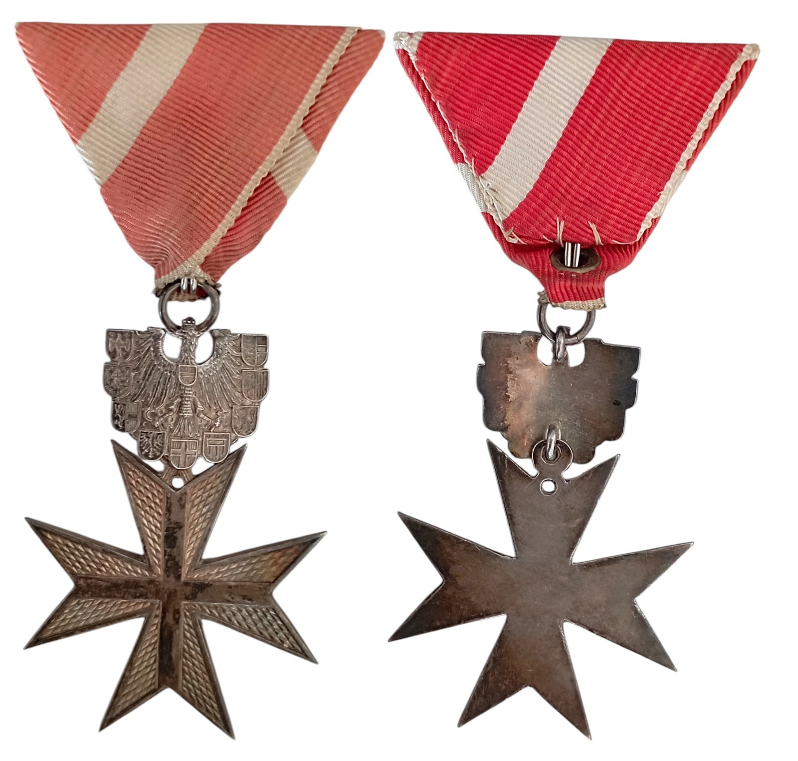 Decoration of Merit in Silver of the Republic "Silbernes Verdienstzeichen der Republik": Breast Badge, insttitued in 1952, 64x46 mm., Silver, original suspension ring and triangular ribbon. A badge in mint condition! I