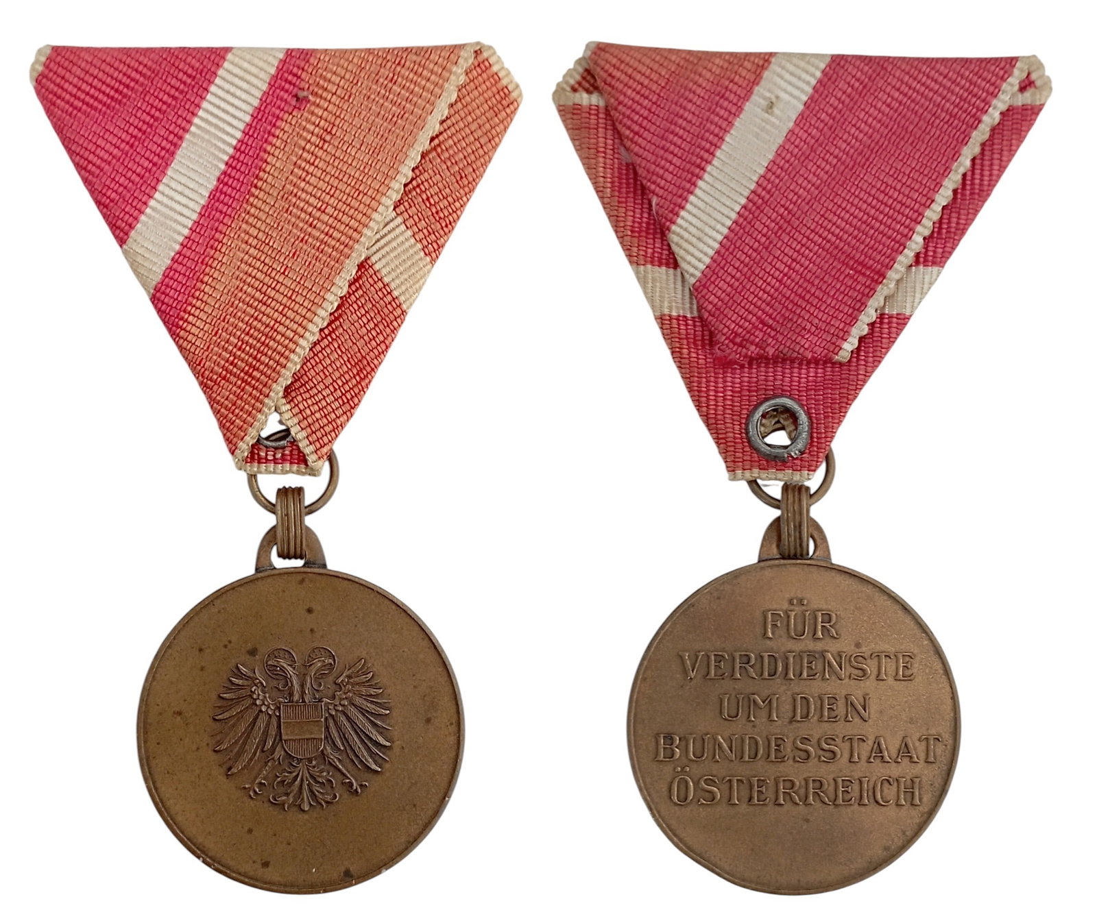 Medal in Bronze for Services to the Republic "Bronzene Medaille fuÌ?r Verdienste um die Republik": Breast Badge, insttitued in 1952, 41x36 mm., Bronze, original suspension ring and triangular ribbon. A badge in extremely fine condition! I