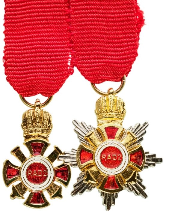 "Reitende Artillerie Division 2" Horse Artillery Association: Grand Cross Set Miniatures. Breast Badge, 24x15 mm, gilt Bronze, both sides enameled, original suspension crown, ring and ribbon. Breast Star, 25 mm, gilt and silvered, superimposed part enameled, ori