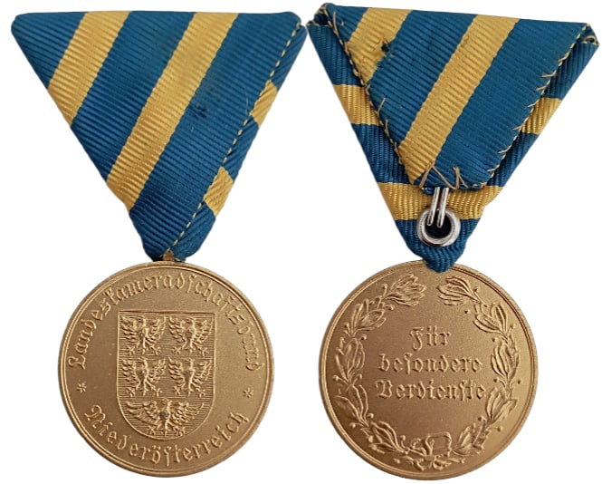 Lower Austria (Nieder Oesterreich), Commerce Chamber, Merit Medal: Breast Badge, 38x36 mm, gilt Bronze, original suspension ring and triangular ribbon. Extremely fine condition! I