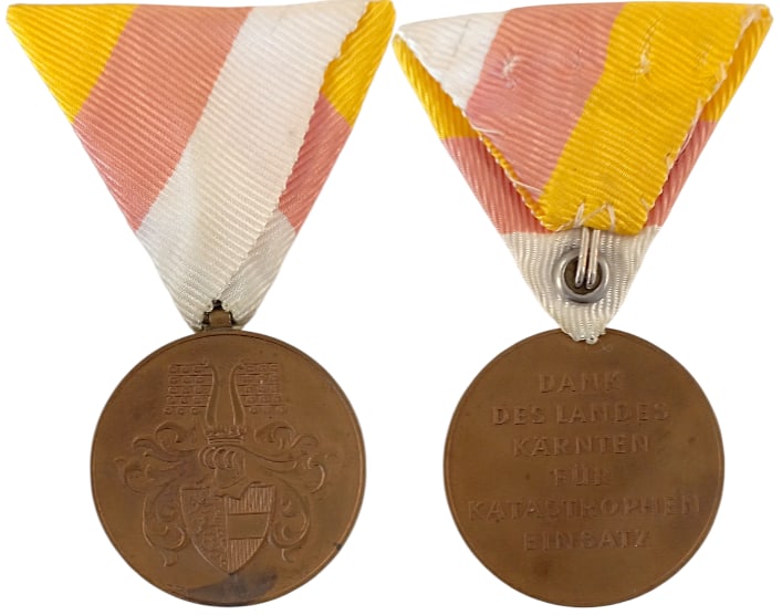 Kartner Disaster Protection Commemorative Medal: Breast Badge, 38x35 mm, Bronze, original suspension ring and triangular ribbon. Very fine condition! II