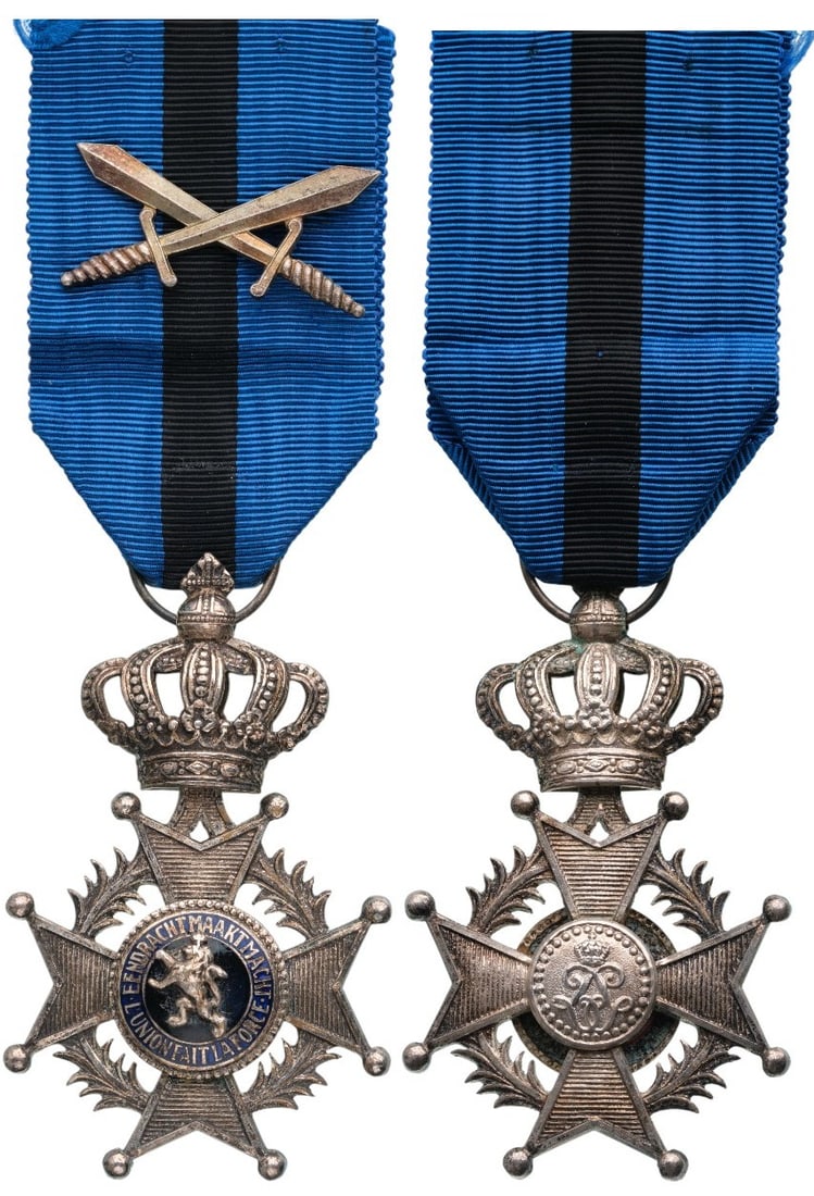 ORDER OF LEOPOLD II: Knight's Cross Military, Bilingual Legend, 5th Class, instituted in 1900. Breast Badge, 66x40 mm, silvered Bronze, one side enameled, original suspension crown, ring and ribbon with crossed silver swo