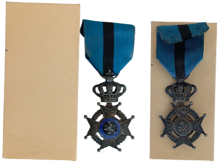 ORDER OF LEOPOLD II: Knight's Cross Civil, Bilingual Legend, 5th Class, instituted in 1900. Breast Badge, 63x39 mm, Silver, one side enameled, original suspension crown, ring and ribbon, in cardboard case of issue by "P. 