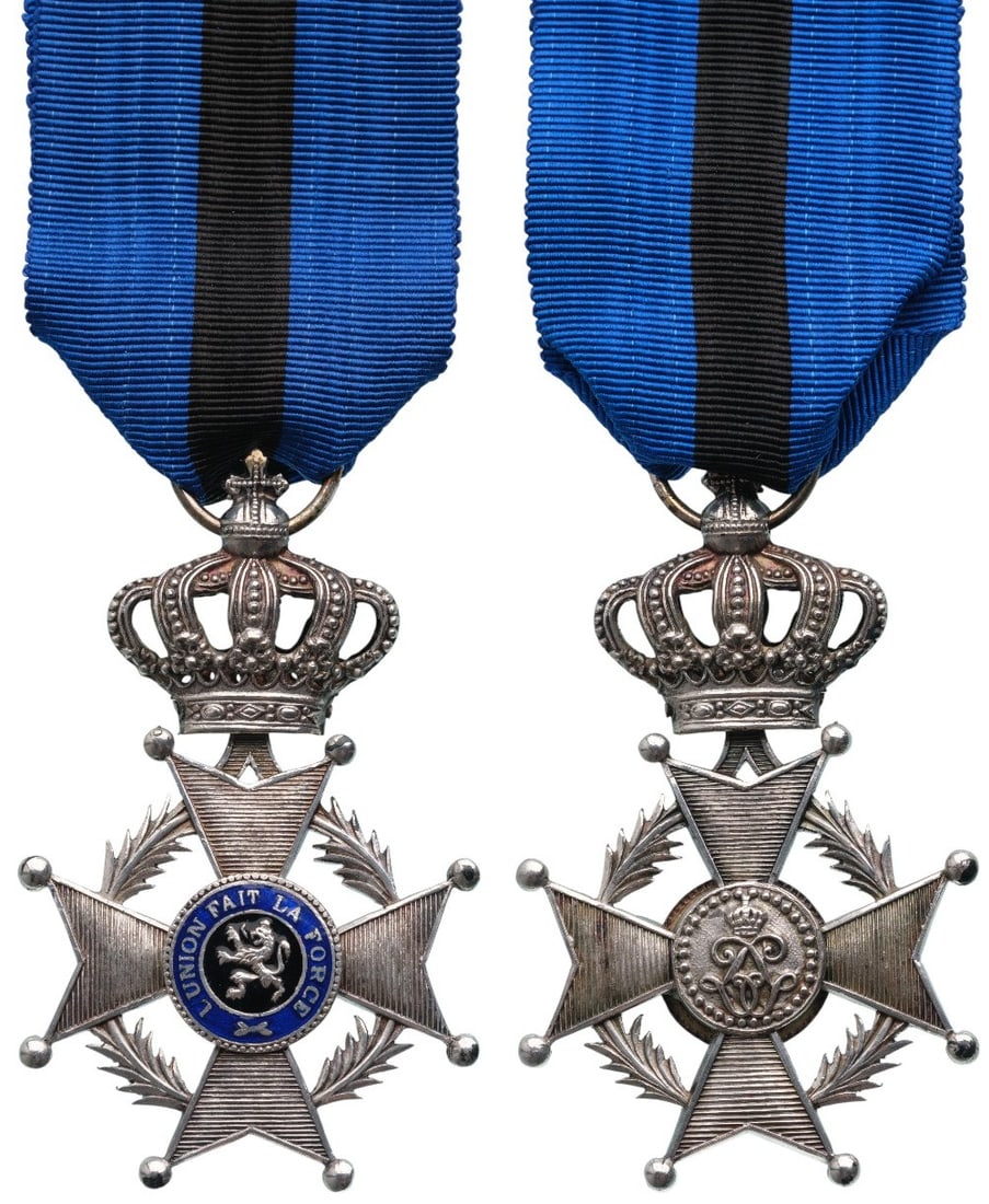 ORDER OF LEOPOLD II: Knight's Cross Civil, French Legend, 5th Class, instituted in 1900. Breast Badge, 65x40 mm, Silver, hallmarked "900", one side enameled, original suspension crown, ring and ribbon. A beautiful cross i