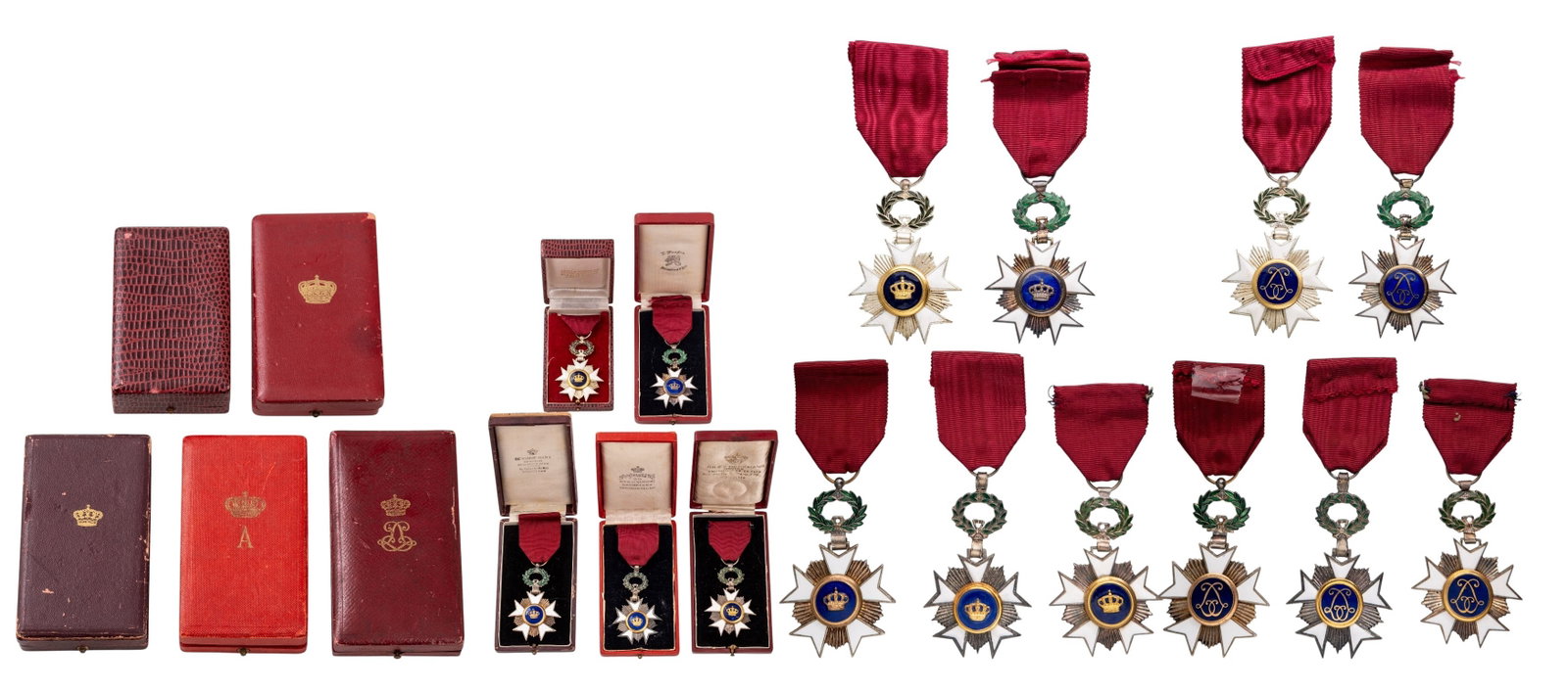 ORDER OF THE CROWN: Collection of 5. Knight's Crosses Civil, 5th Class, instituted in 1900. Breast Badge, various sizes, Silver, enameled, original suspension wreaths, rings and ribbons, of 5 different makers in cases of
