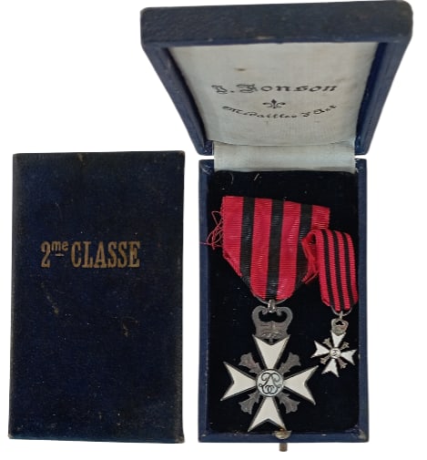 Decoration, Civique, 1867: 2nd Class. Breast Badge, 48x34 mm, Silver, enameled, original suspension ring and ribbon, in original case of issue by "J. Fonson - Bruxelles", with gilt class inscription on the lid, together with en