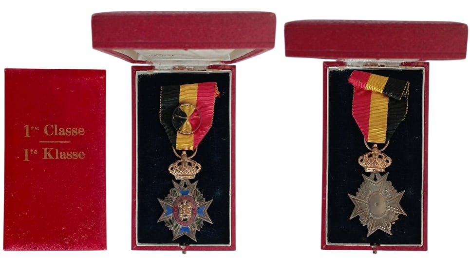 Gold Medal for Professionnal Union: 1st Class. Breast Badge, 57x35 mm, partially gilt Silver, one side enameled, original suspension crown, ring and ribbon with rosette, in case of issue by "H. Walravens, Bruxelles", with gilt inscripti