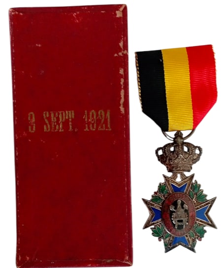 Silver Medal for Professionnal Union: 2nd Class. Breast Badge, 57x34 mm, Silver, one side enameled, original suspension crown, ring and ribbon, in case of issue by "Fisch & Co. - Bruxelles", with gilt date "9 Sept. 1921" on the lid. A