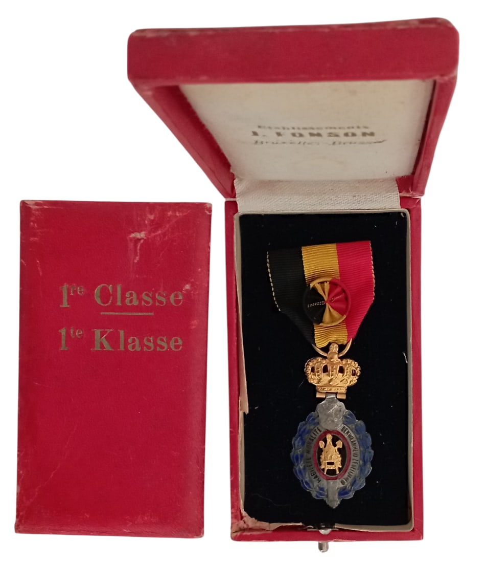 Labour Decoration, Type II, in Gold, 1863: 1st Class. Breast Badge, 54x27 mm, partially gilt Silver, one side enameled, original suspension crown, ring and ribbon with rosette, in original case of issue by "J. Fonson - Bruxelles", with gilt