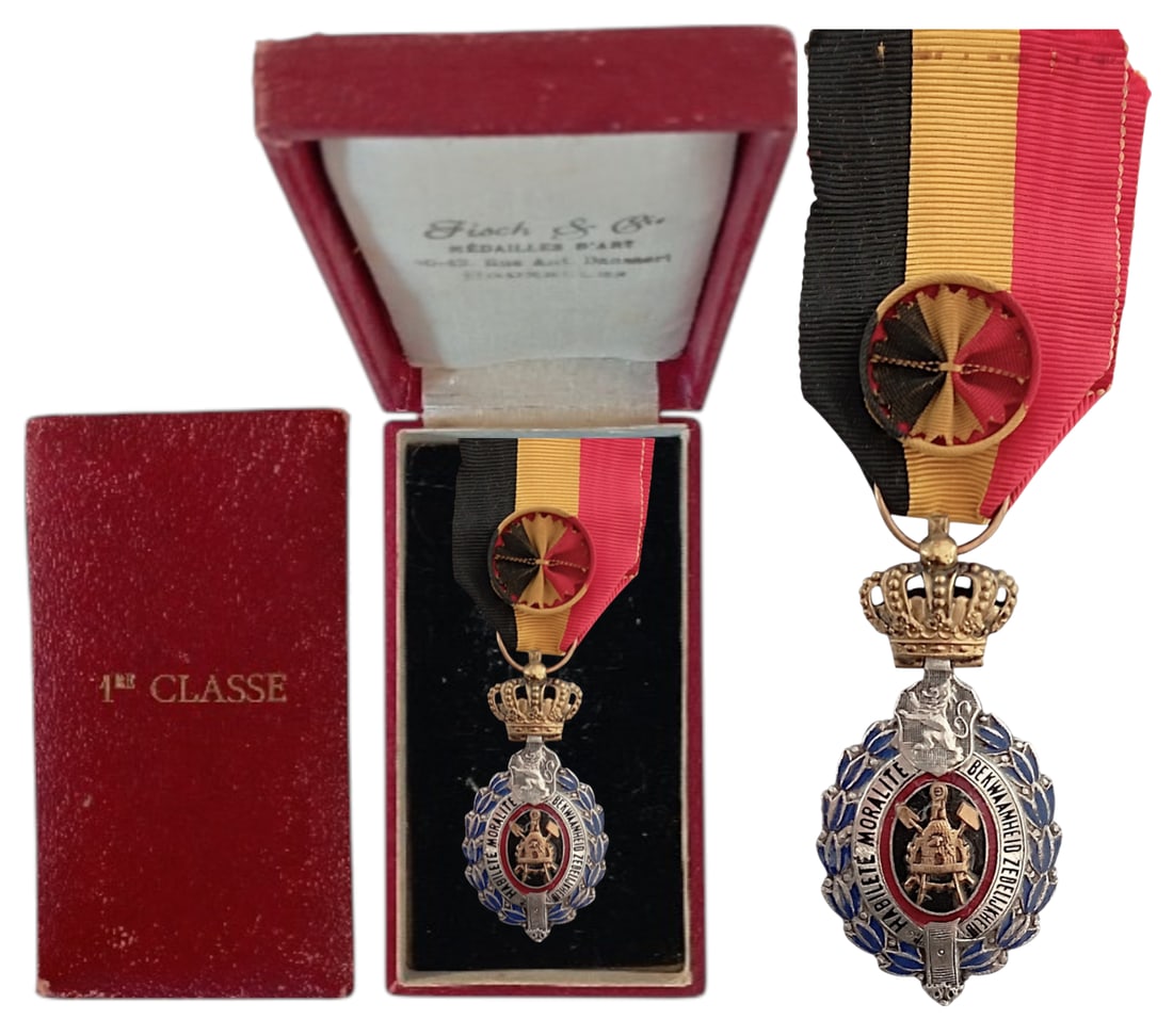 Labour Decoration, Type II, Bilingual, in Gold, 1863: 1st Class. Breast Badge, 55x34 mm, partially gilt Silver, one side enameled, original suspension crown, ring and ribbon with rosette, in case of issue, with gilt inscription on the lid. A beautiful