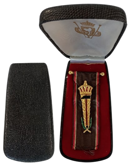Gold Honour Badge of Labour: Breast Badge, 72x21 mm, gilt Bronze, one side enameled, original suspension clasp and ribbon, in case of issue with gilt weapon in the lid. A beautiful medal in extremely fine condition! I