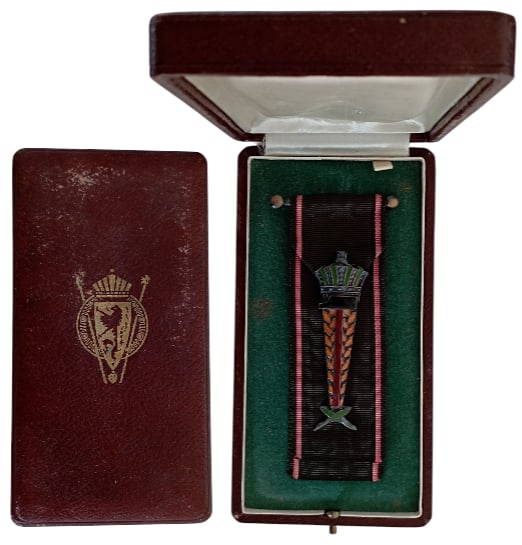Silver Honour Badge of Labour: Breast Badge, 70x21 mm, Silver, one side enameled, original suspension clasp and ribbon, in case of issue with gilt weapon in the lid. A beautiful medal in extremely fine condition! I