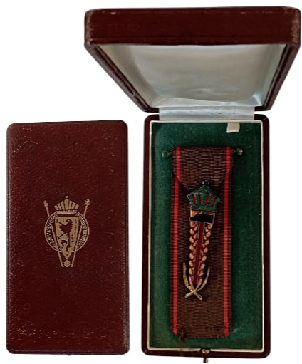Bronze Honour Badge of Labour: Breast Badge, 72x21 mm, Bronze, one side enameled, original suspension clasp and ribbon, in case of issue with gilt weapon in the lid. A beautiful medal in extremely fine condition! I