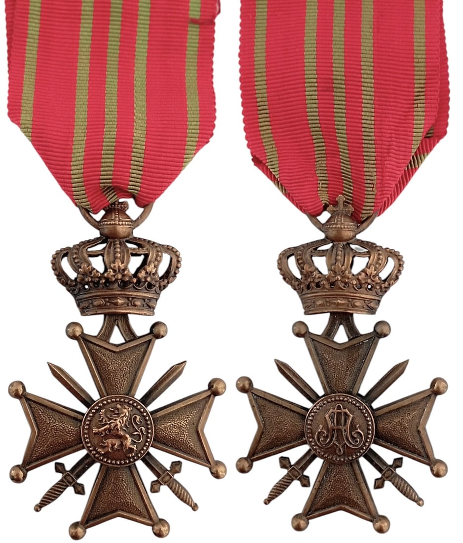 War Cross, 1915: Breast Badge, 62x39 mm, Bronze, original suspension ring and ribbon. Extremely fine! I