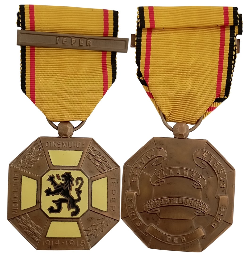 Ypres (MÃ©daille des 3 CitÃ©s) Medal, 1914-1918: Breast Badge, 49x43 mm, Bronze, enameled, original suspension ring and ribbon with bar "Ieper". Mint condition! I
