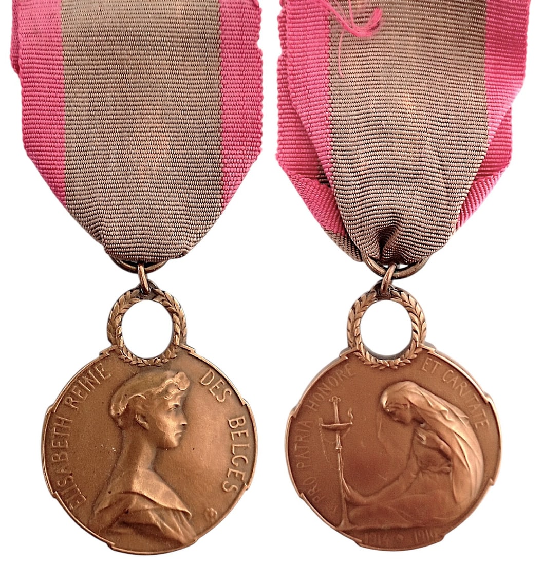 WW I Commemorative Medal of Queen Elisabeth, 1914 - 1916: Breast Badge, 46x36 mm, Bronze, original suspension ring and ribbon. Extremely fine, elegant and rare! I R!