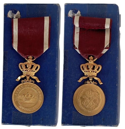 Work and Progress Medal: Breast Badge, 60x31x15 mm, gilt Bronze, original suspension ring and ribbon, in case of issue. Mint condition!