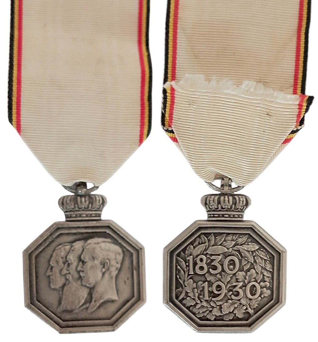 BELGIAN INDEPENDENCE CENTENARY MEDAL 1830 - 1930: Breast Badge, 41x33 mm, silvered Metal, original suspension ring and ribbon. Extremely fine! I