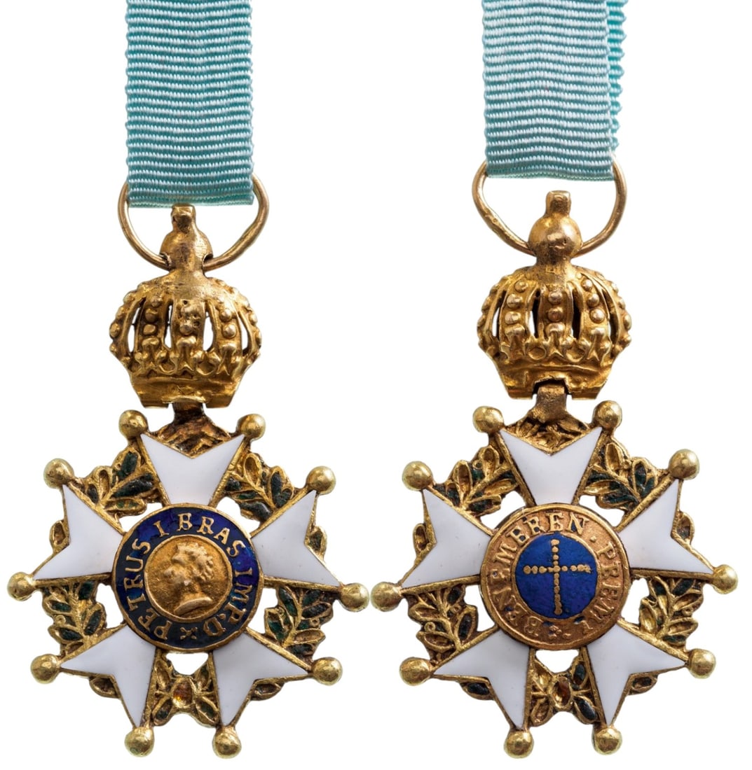 Imperial Order of the Southern Cross: Knightâ??s Cross of Reduced size. Breast Badge, 25x16 mm, GOLD, 1.84 g., and enamels, original suspension crown and ribbon. A very rare and superb early 19th Century badge, in extremely fine conditio
