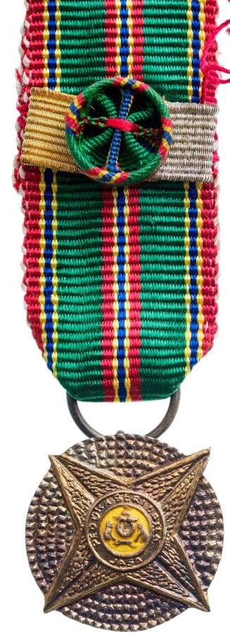 Most Distinguished Order of Merit of Brunei, Type I (1964-1984): 2nd Class Miniature, instituted in 1964. Breast Badge, 19 mm, gilt and silvered Metal, original suspension ring and ribbon with Grand Officer's bar. Mint state and rare I R!