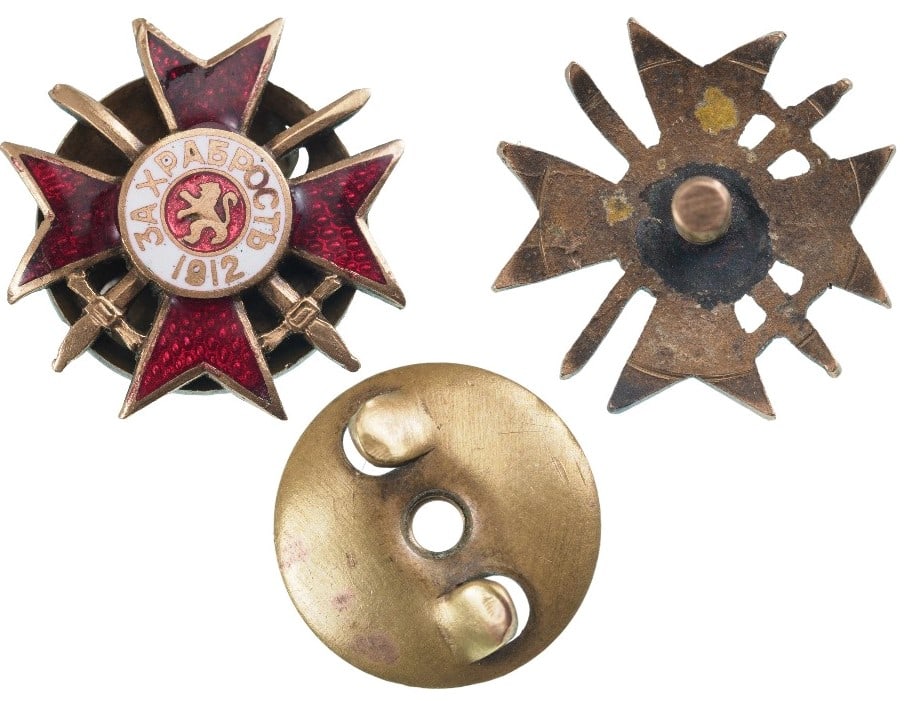 Order for Bravery: 4th Class, 1st Grade, Miniature, 1912. Breast Star, 19 mm, gilt bronze with crossed swords between the arms, red enameled centre medallion with golden, crowned lion, white enameled outer circlet with