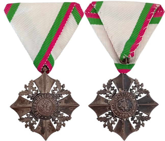 Order for Civil Merit: 6th Class, King Ferdinand I issue. Breast Badge, 49x46 mm, silvered, original suspension ring and triangular ribbon. Extremely fine condition! I