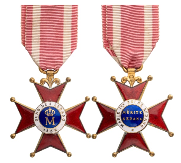 ORDER OF MERIT OF SEDANG: Knight's Cross, 5th Class, instituted in 1888. Breast Badge, 41x38 mm., gilt Bronze, original suspension ring and ribbon. A rare and beautiful order, in extremely fine condition! I R!