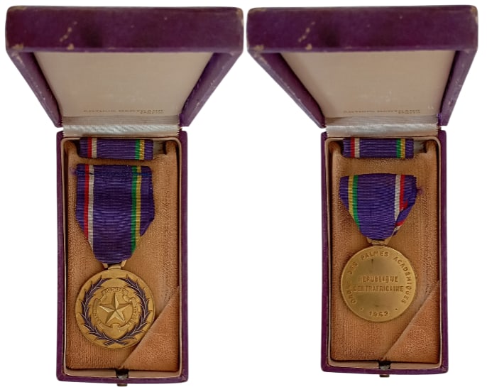 The Order Academic Palms: Knight's Cross, instituted in 1962. Breast Badge, 43x41 mm., gilt Bronze, one side enameled, original suspension ring and ribbon, in case of issue, together with bar. Mint state! I