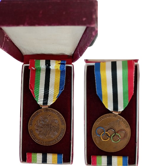 Sports Merit Medal, 1969: Breast Badge, 40 mm., Bronze, one side enameled, original suspension ring and ribbon, in case of issue, together with bar. Mint state! I