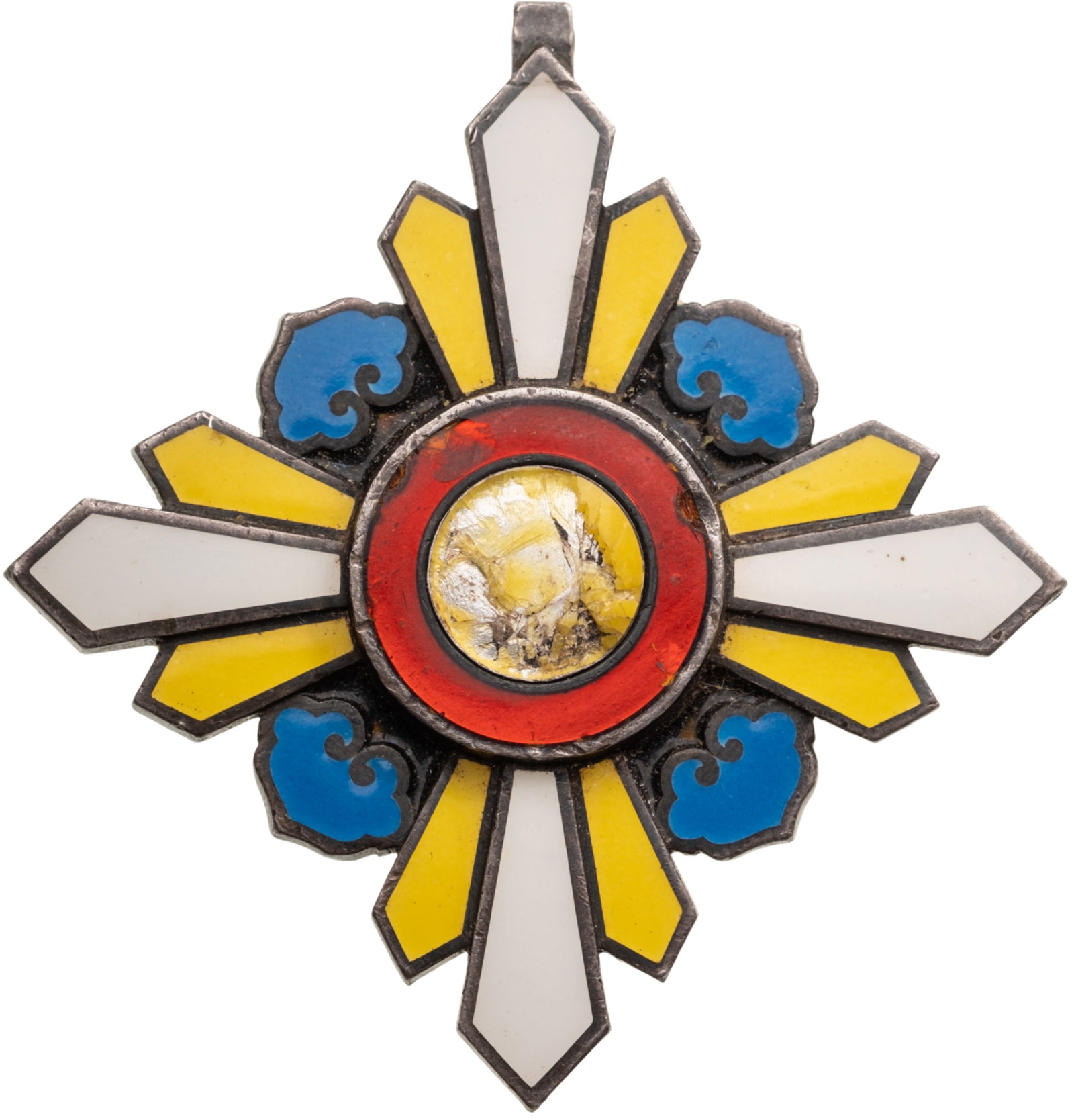 The Order of the Auspicious Clouds (Ta Hsun Wei Lan Hua Chang).: 6th Class, Instituted 1934 by Emperor Kang Teh. 6th Class. Breast Badge, 69x67 mm., Siver, enameled (damage in center), original suspension device missing. Fine condition! IV
