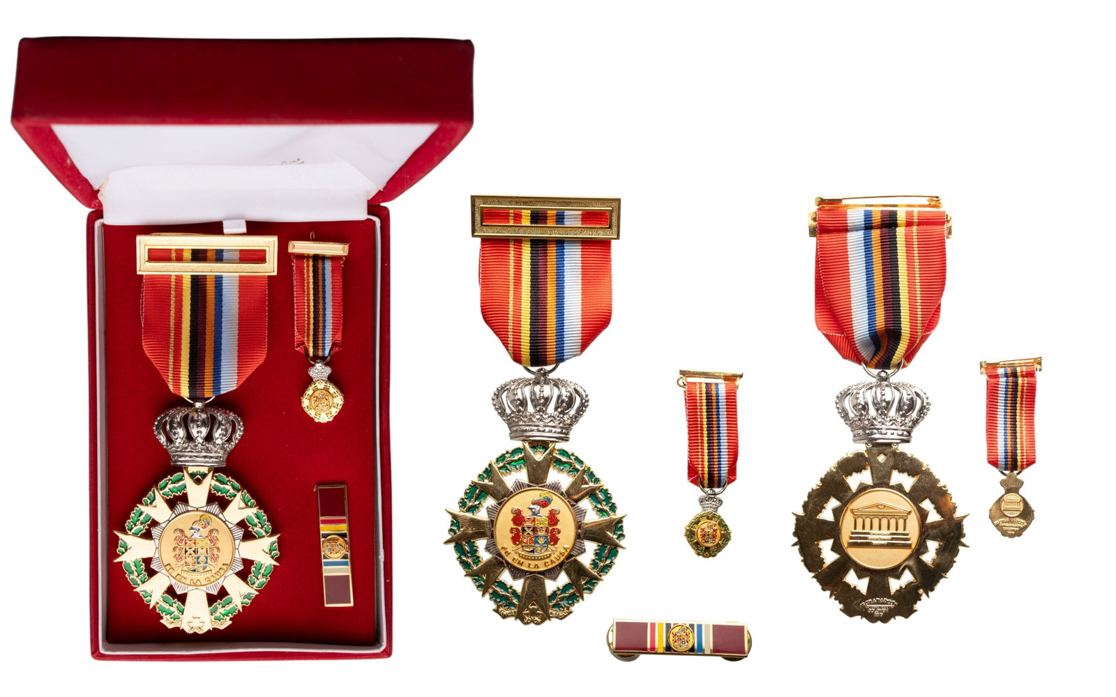 Medal Fe in la Causa of the National Army: Breast Badge, instituted in 2015, 78x55 mm., gilt and silvered Metal, enameled, central medallion gilt, enameled, original suspension crown, ring and ribbon with gilt bar, in case of issue by ""Granad