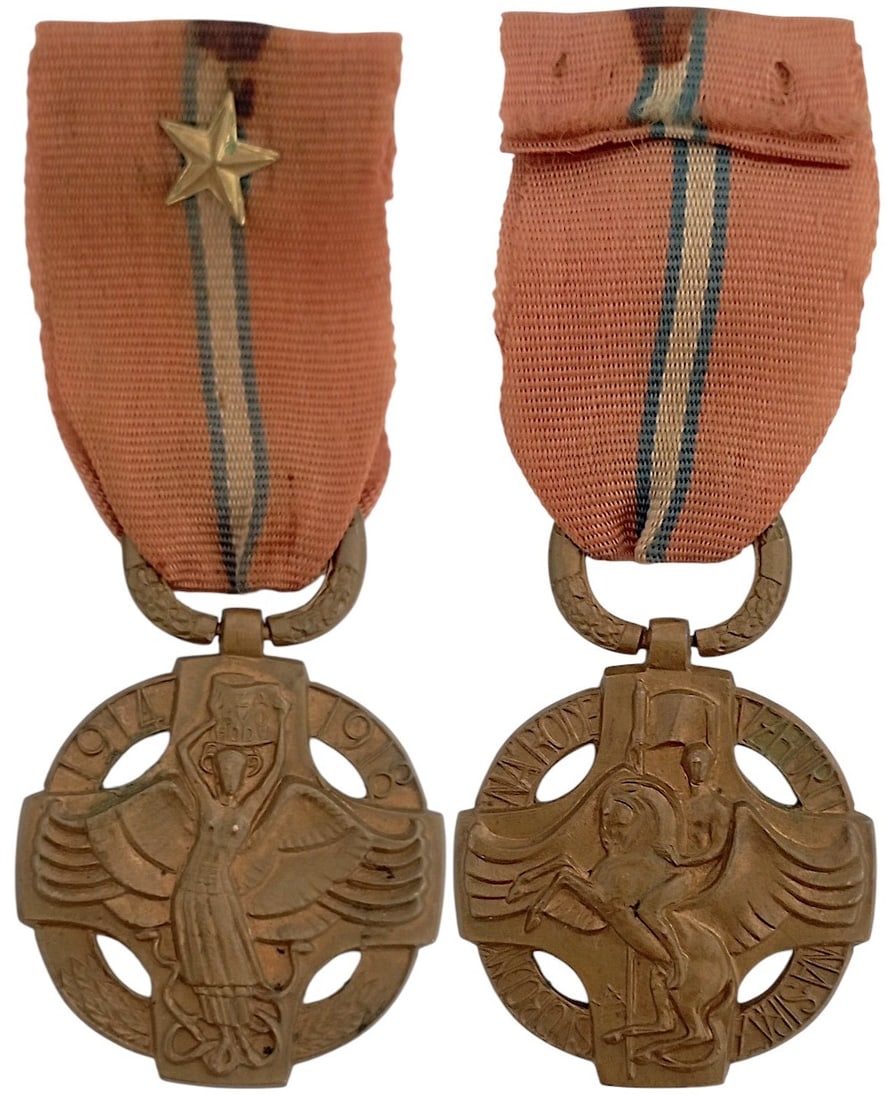 Czechoslovak Revolutionary Medal (1918): Breast Badge, 47x42 mm., gilt Bronze, original suspension ring and ribbon with star. A badge in extremely fine condition! I