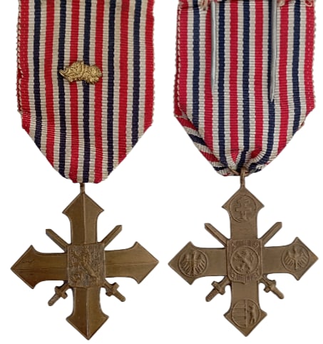 War Cross, 1939: Breast Badge, 50x44 mm., Bronze, original suspension ring and ribbon with palm. A cross in extremely fine condition! I