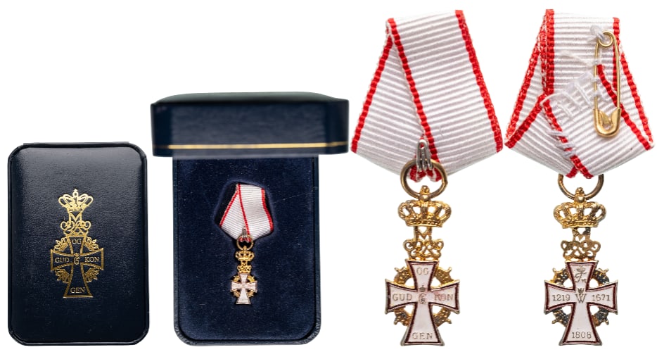 The Order of Dannebrog: Officer's Cross Miniature, Margrethe II (1972 - 2024). Breast Badge, 28x13 mm., chiseled gilt Silver bearing to its centre the crowned Royal cypher â??Wâ?? and the arms with the Orderâ??s Motto