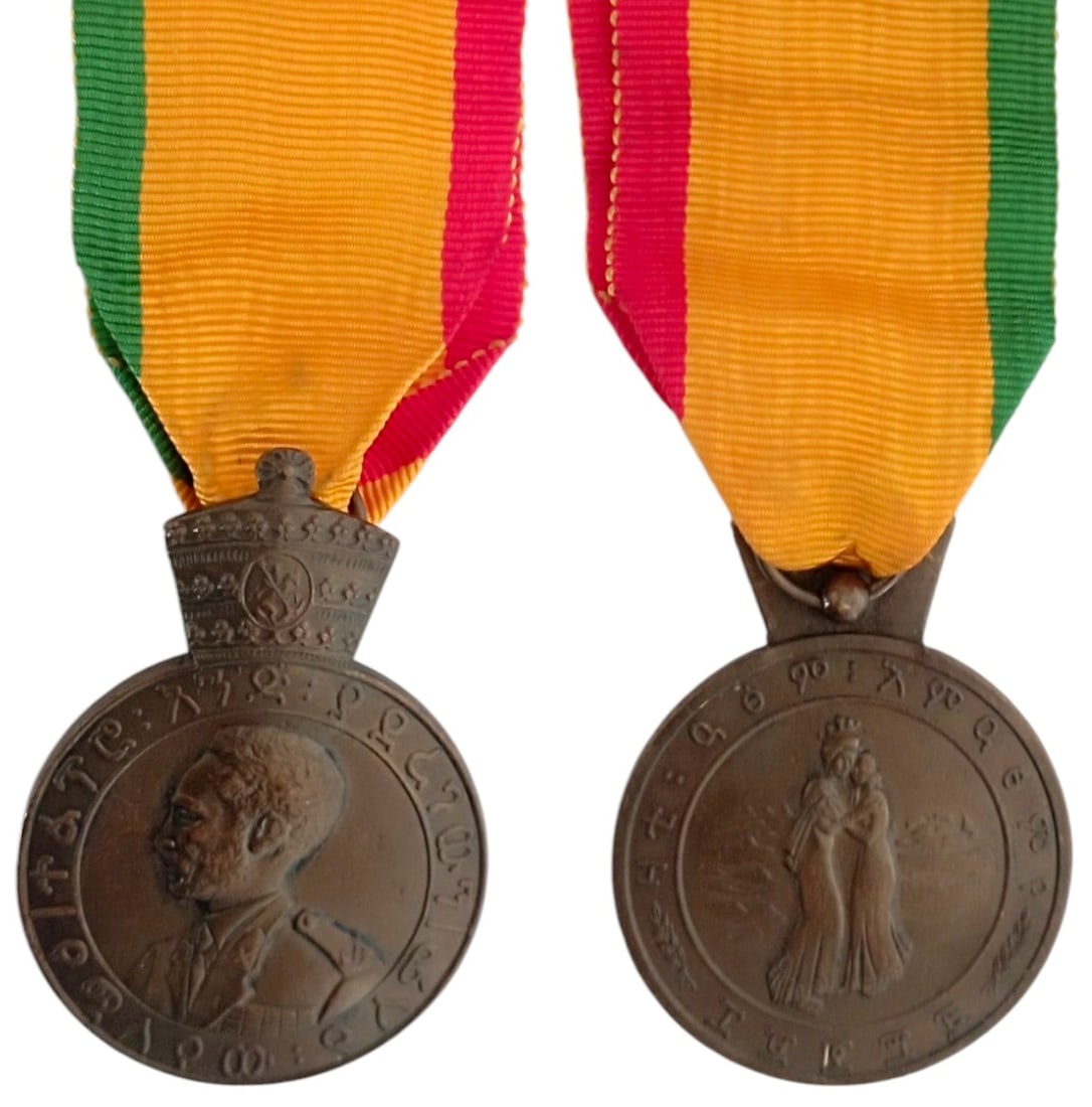 Eritrea Medal, 3rd Class, 1952: Breast Badge, 58x41 mm, Bronze, original suspension ring and ribbon. Extremely fine and attractive! I
