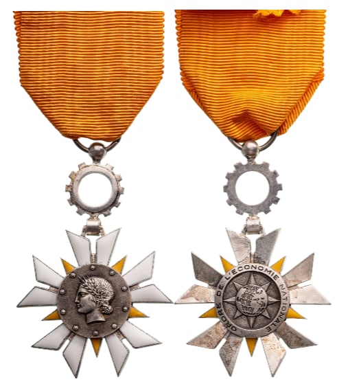 NATIONAL ECONOMY ORDER: Knight`s Cross, 4th Republic, 5th Class, instituted in 1954. Breast Badge, 60x40 mm., Silver, one side enameled, original suspension wheel, ring and complete ribbon, in extremely fine condition! I