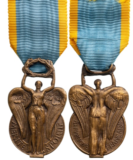 Sports Order: 3rd Class, instituted in 1956. Breast Badge, 50x30 mm, Bronze, original suspension ring and ribbon. Extremely fine condition! I