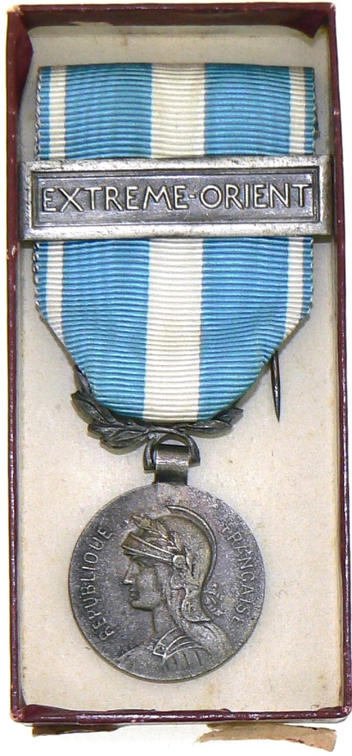 Colonial Medal, instituted in 1893: Breast Badge, private fabrication, 27 mm, silvered Bronze, original suspension ring and ribbon with "Extreme Orient" clasp, in case of issue. I