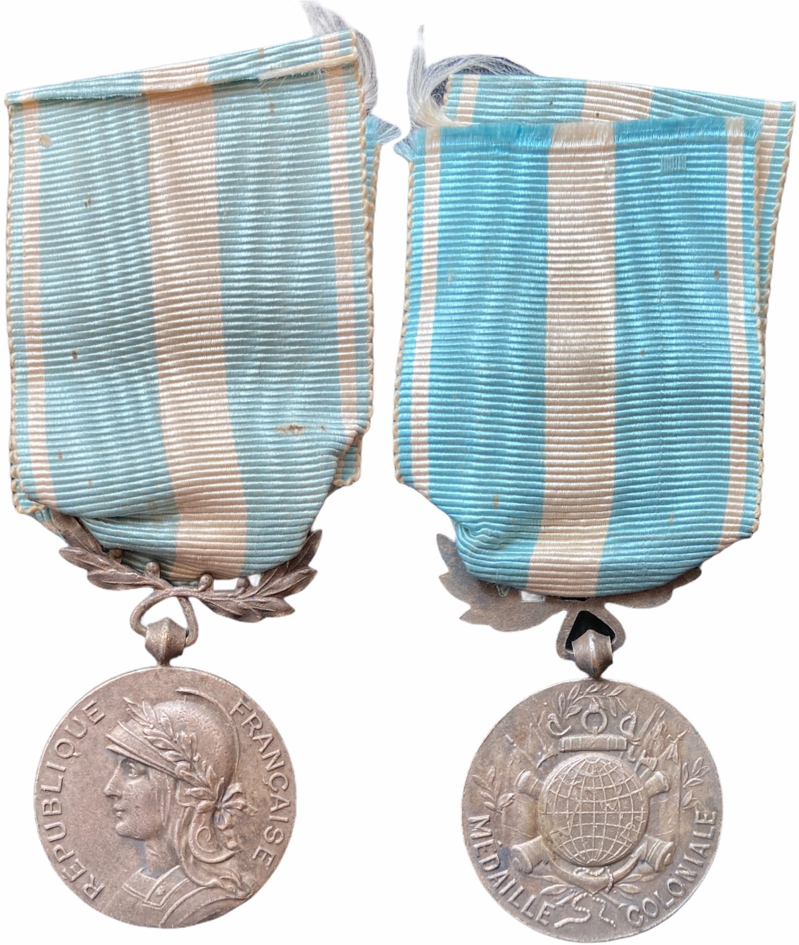 Colonial Medal, instituted in 1893: Breast Badge, 26 mm, Silver, original suspension ring and ribbon, a slightly reduced size. Rare! I R!