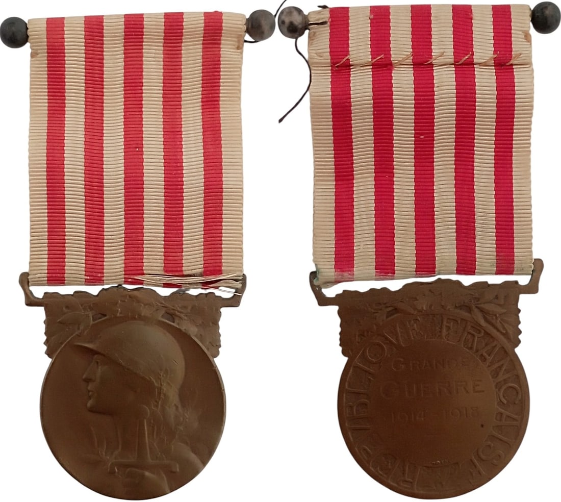 WWI Commemorative Medal: Breast Badge, 40x33 mm, Bronze, original suspension ring and ribbon. Mint state! I"