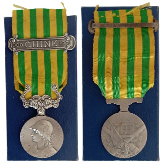 Commemorative China Expedition Medal, 1901: Breast Badge, 43x29 mm, Silver, original suspension device and ribbon with clasp "CHINA", in case of issue. Scarce and mint state! I R!