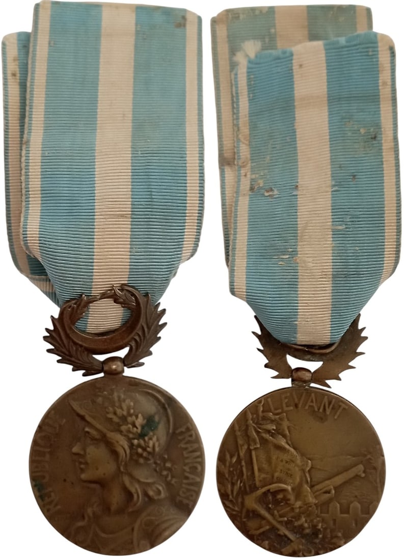 Orient Medal, 1915: Breast Badge, 57x36 mm, Bronze, original suspension ring and colonial medal ribbon. Extremely fine! I
