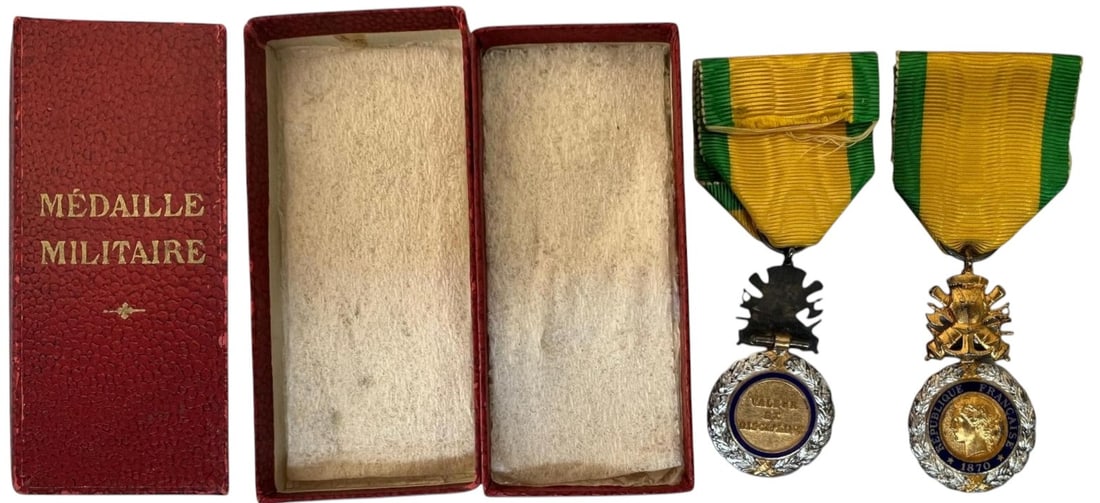 Military Medal, 3rd Republic (1871-1940): Breast Badge, 46x27 mm., gilt Silver, enameled, onesided trophy, original ribbon, in case of issue with gilt inscription on the lid. I