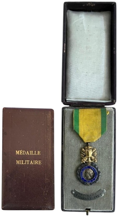 Military Medal, 3rd Republic (1871-1940): Breast Badge, 46x27 mm., gilt and silvered, enameled, one sided trophy, original ribbon, in case of issue named to a midshipman on silver bar and with gilt inscription on the lid. Interesting! I