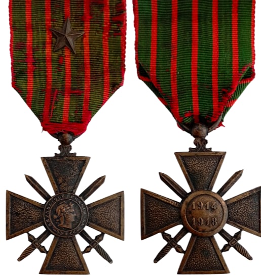 War Cross 1914-1918, instituted in 1915: Breast Badge, 46x37 mm, Bronze, original suspension ring and ribbon. I