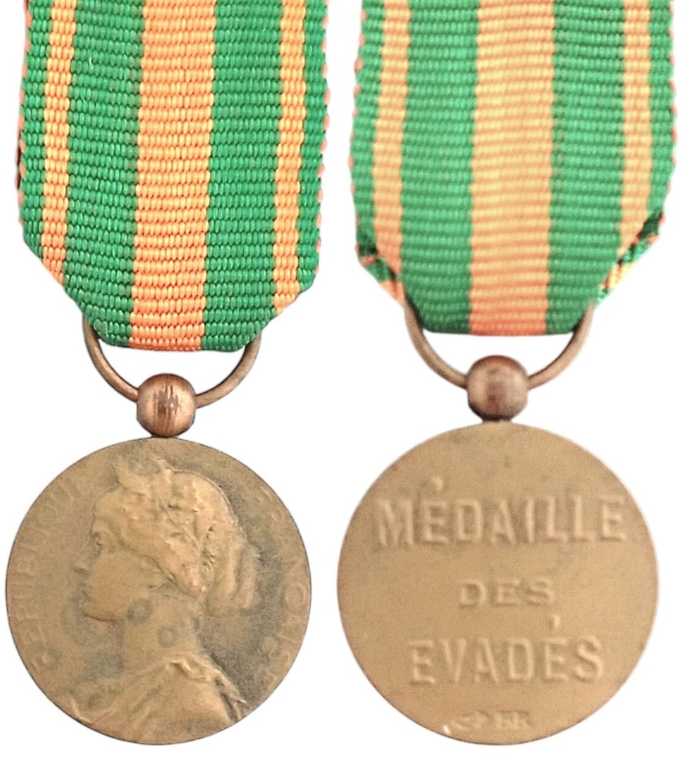 Escapee Medal, instituted in 1926: Breast Badge Miniature, 16x13 mm, gilt Bronze, original suspension ring and ribbon. I