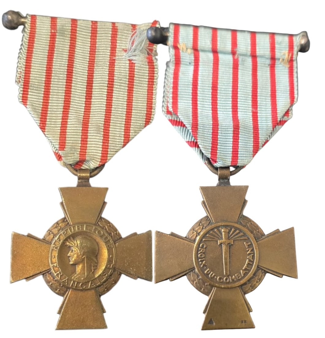 Combatant Cross, instituted in 1930: Breast Badge, 40x37 mm, Bronze, original suspension ring and ribbon and suspension bar. I
