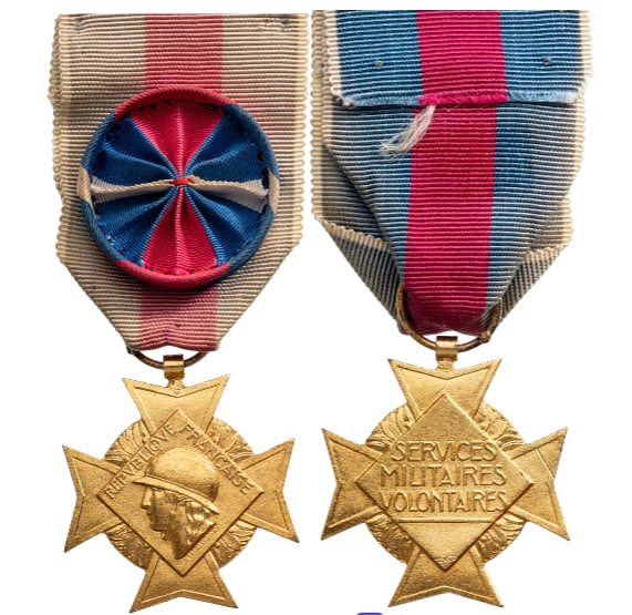 Cross for Military Volunteer Services: Gold Class, instituted in 1934. Breast Badge, 34 mm, gilt Silver, original suspension ring with rosette and partially discolored ribbon. I