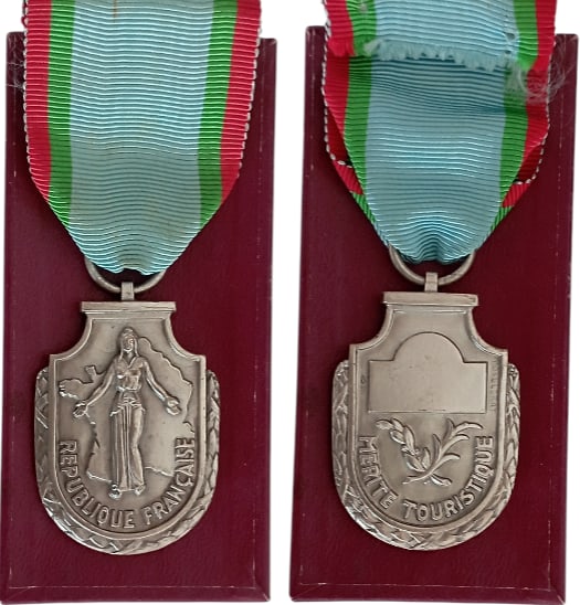 1939-45, War Commemorative Medal: Breast Badge, 46x31 mm, silvered Bronze, original suspension ring and ribbon, in case of issue. I